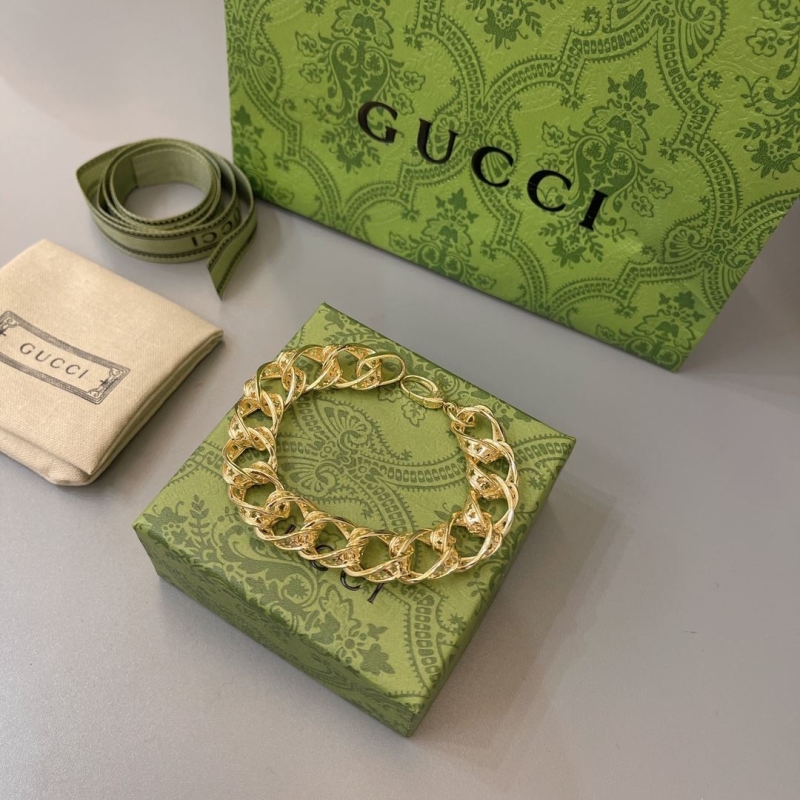 G*u*i bracelets